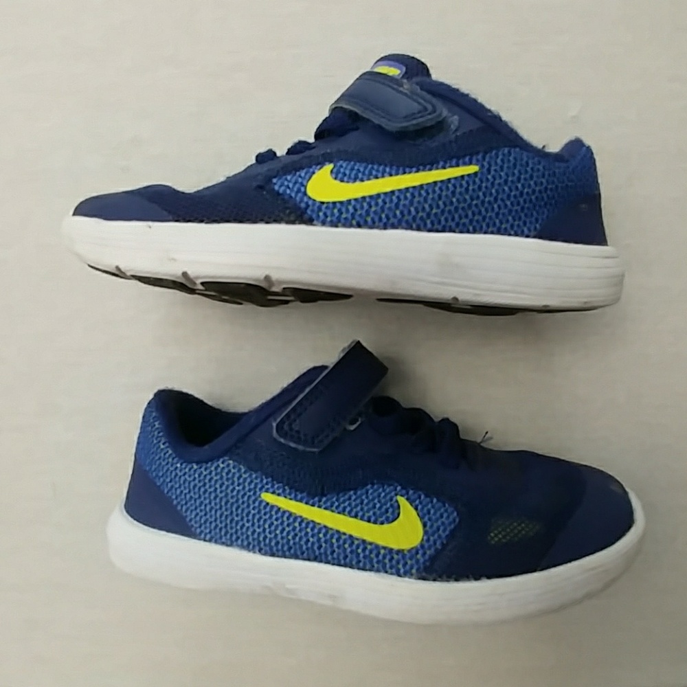 Nike Revolution 3 sneakers